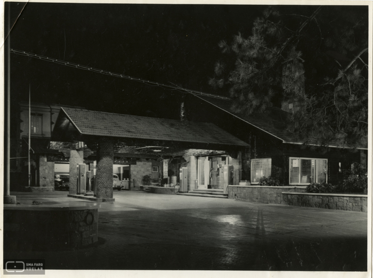 Estación de Servicio Arocena ANCAP, arq. LORENTE ESCUDERO, R. , Carrasco, Montevideo, Uy. 1943. Foto: Archivo SMA, Donación Archivo personal del autor.