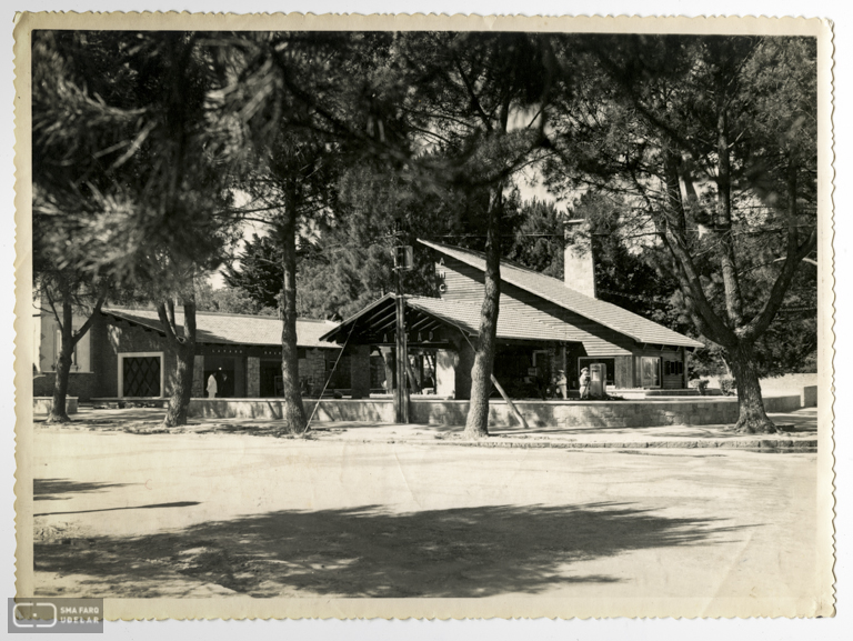 Estación de Servicio Arocena ANCAP, arq. LORENTE ESCUDERO, R. , Carrasco, Montevideo, Uy. 1943. Foto: Archivo SMA, Donación Archivo personal del autor.