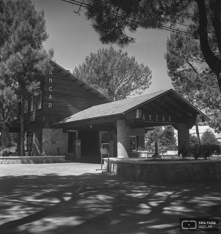 Estación de Servicio Arocena ANCAP, arq. LORENTE ESCUDERO, R. , Carrasco, Montevideo, Uy. 1943. Foto: Archivo SMA, Donación Archivo personal del autor.