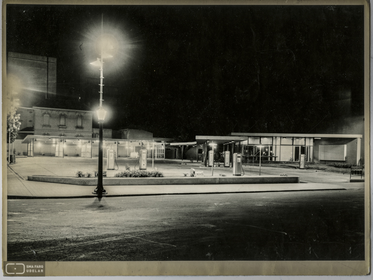 Estación de Servicio Rambla y Solano Antuña ANCAP, arq. LORENTE ESCUDERO, R. , Montevideo, Uy. 1949. Foto: Archivo SMA, Donación Archivo personal del autor. Actualmente Demolido.