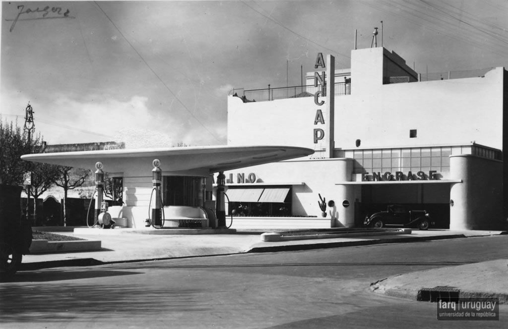 Estación de Servicio ANCAP y Florería Tarino, arq. LORENTE ESCUDERO, R. , Montevideo, Uy. 1934. Foto: Archivo SMA, Donación Archivo personal del autor. Actualmente Demolido.