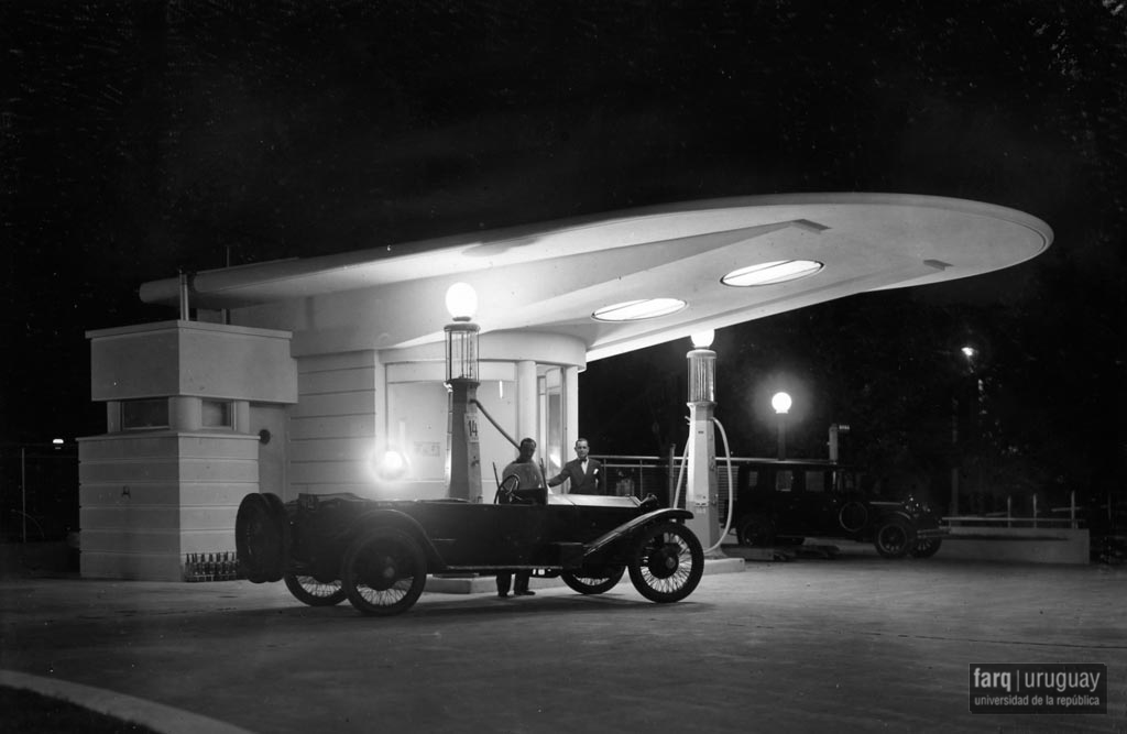 Estación de Servicio ANCAP y Florería Tarino, arq. LORENTE ESCUDERO, R. , Montevideo, Uy. 1934. Foto: Archivo SMA, Donación Archivo personal del autor. Actualmente Demolido.