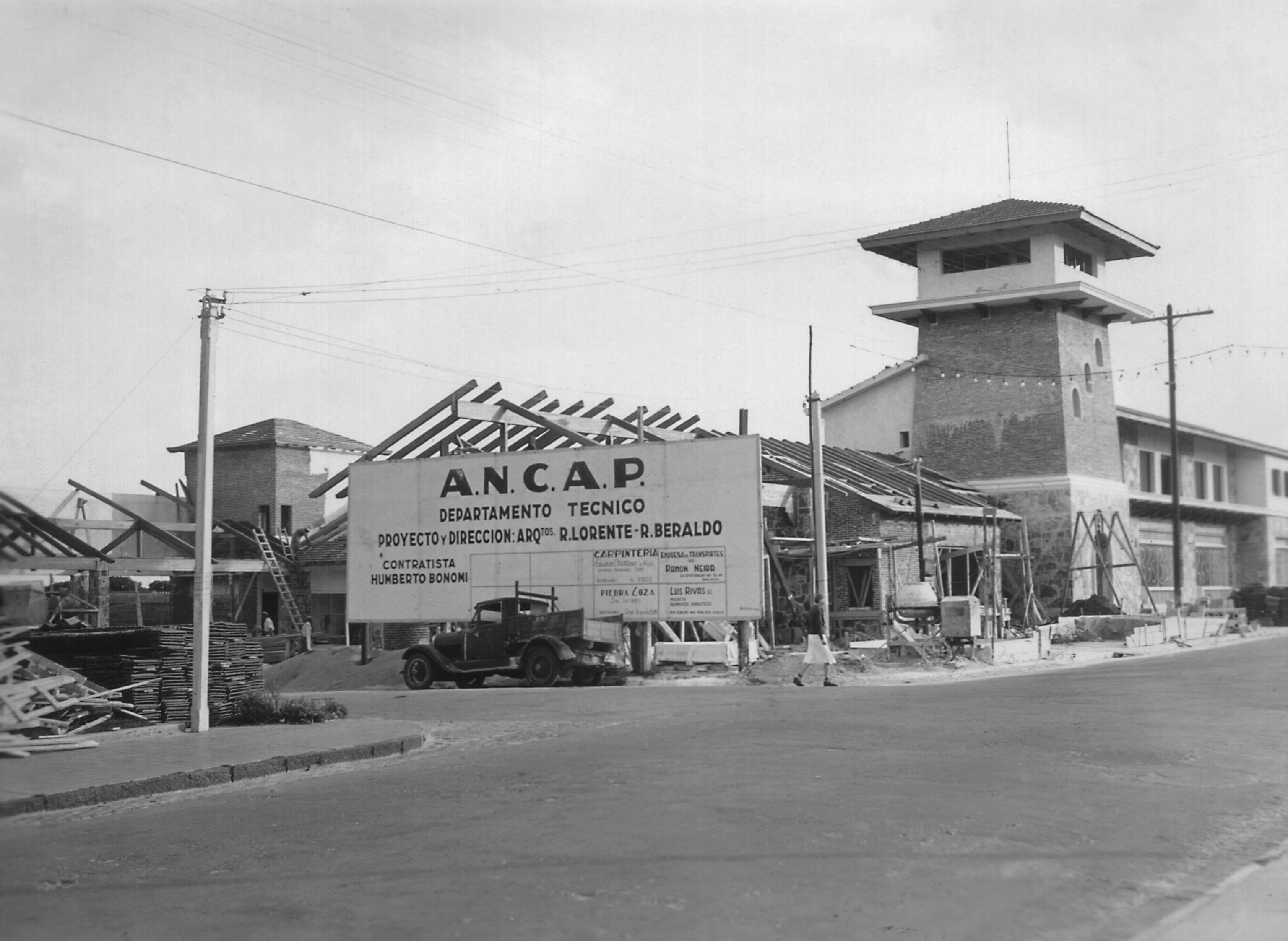 Estación de Servicio Gorlero ANCAP, arq. LORENTE ESCUDERO, R. , Punta del Este, Maldonado, Uy. 1945. Foto: Archivo SMA, Donación Archivo personal del autor.