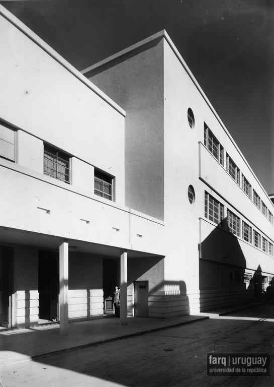 Planta de Alcoholes, arq. LORENTE ESCUDERO, R. , Capurro, Montevideo, Uy. 1933. Foto: Archivo SMA, Donación Archivo personal del autor.