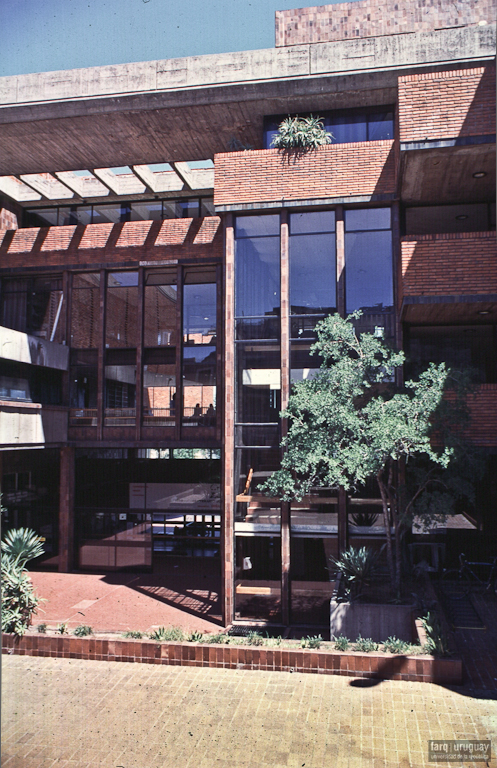 Edificio Asociación de bancarios del Uruguay (AEBU), LORENTE ESCUDERO, R. / LORENTE MOURELLE, R. / LUSSICH, J., Montevideo, Uy. 1964-1971. Foto: Tano Marcovecchio.