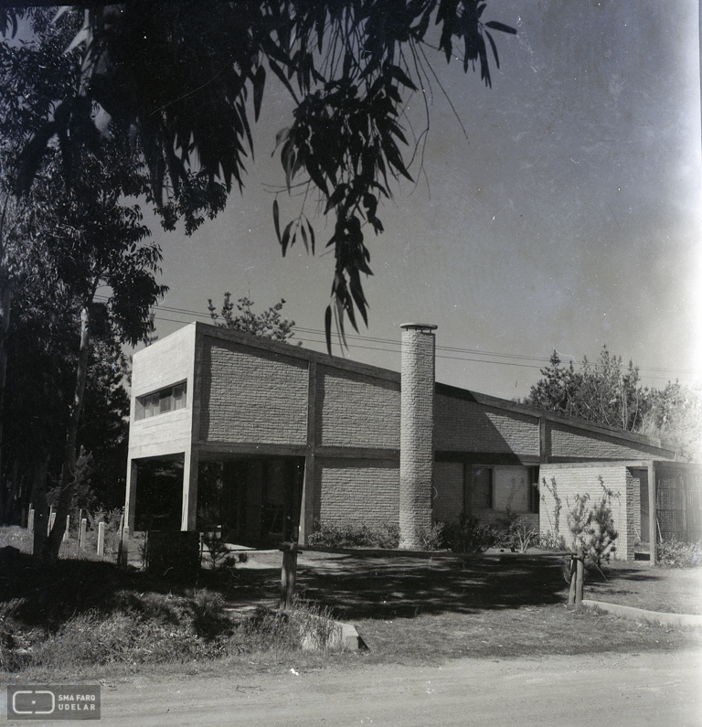 Vivienda Chilavert, arq. LORENTE ESCUDERO, R. , Bella Vista, Maldonado, Uy. 1957. Foto: Archivo SMA, Donación Archivo personal del autor.