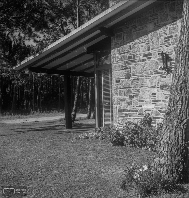 Vivienda Lorente “La Foret ”, arq. LORENTE ESCUDERO, R. , Punta del Este, Maldonado, Uy. 1947. Foto: Archivo SMA, Donación Archivo personal del autor.