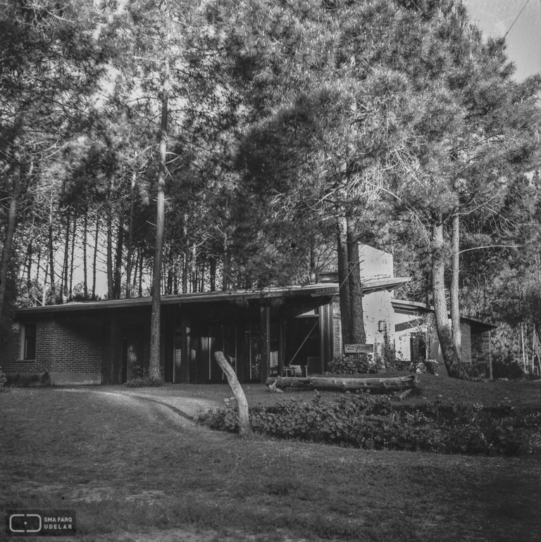 Vivienda Lorente “La Foret ”, arq. LORENTE ESCUDERO, R. , Punta del Este, Maldonado, Uy. 1947. Foto: Archivo SMA, Donación Archivo personal del autor.