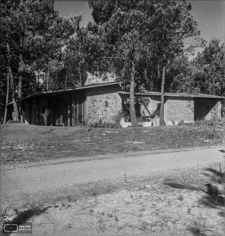 Vivienda Lorente “La Foret ”, arq. LORENTE ESCUDERO, R. , Punta del Este, Maldonado, Uy. 1947. Foto: Archivo SMA, Donación Archivo personal del autor.