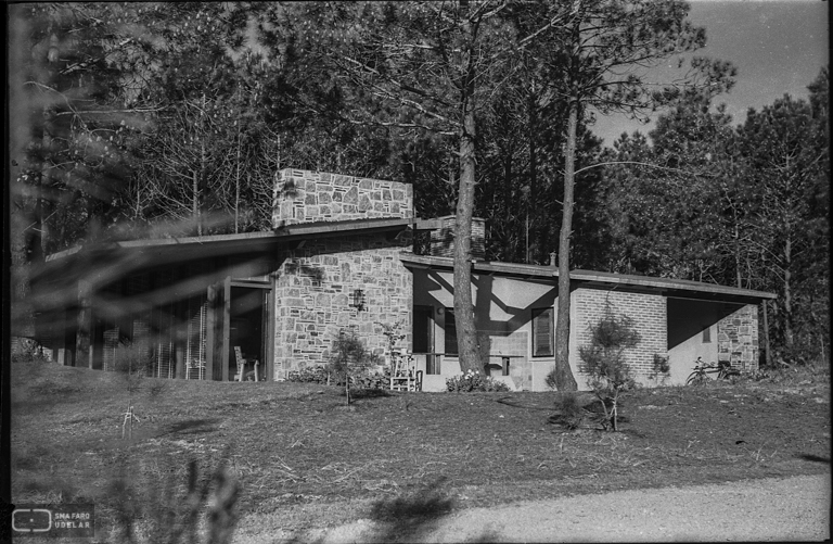 Vivienda Lorente “La Foret ”, arq. LORENTE ESCUDERO, R. , Punta del Este, Maldonado, Uy. 1947. Foto: Archivo SMA, Donación Archivo personal del autor.