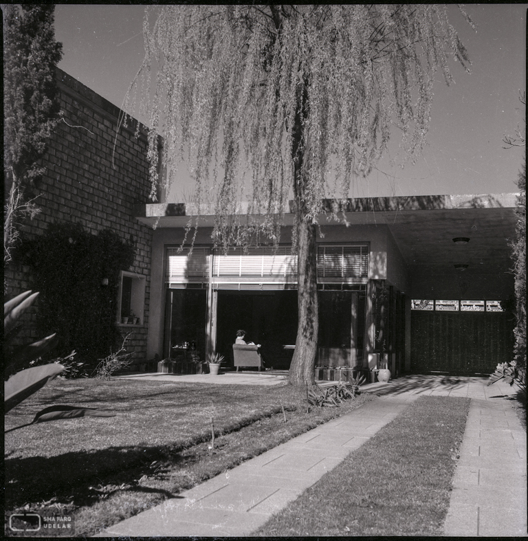 Vivienda Castiglioni, arq. LORENTE ESCUDERO, R. , La Blanqueada, Montevideo, Uy. 1948. Foto: Archivo SMA, Donación Archivo personal del autor.