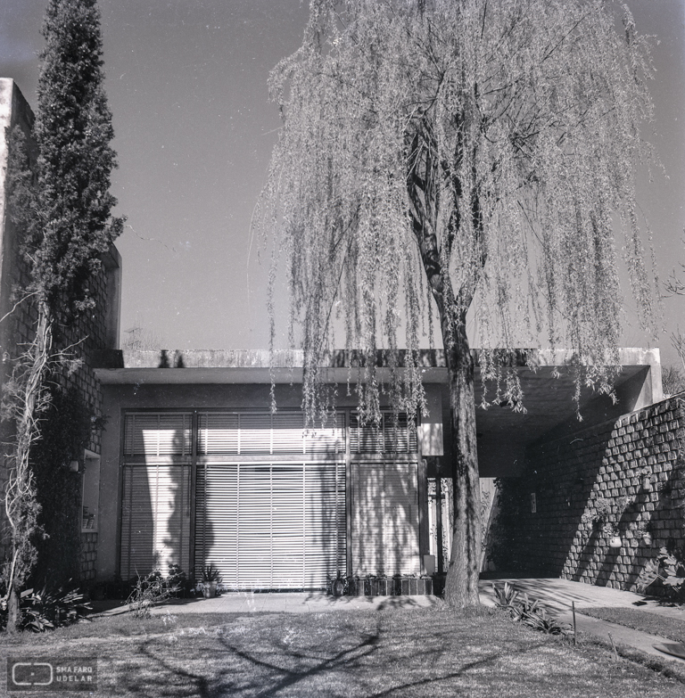 Vivienda Castiglioni, arq. LORENTE ESCUDERO, R. , La Blanqueada, Montevideo, Uy. 1948. Foto: Archivo SMA, Donación Archivo personal del autor.