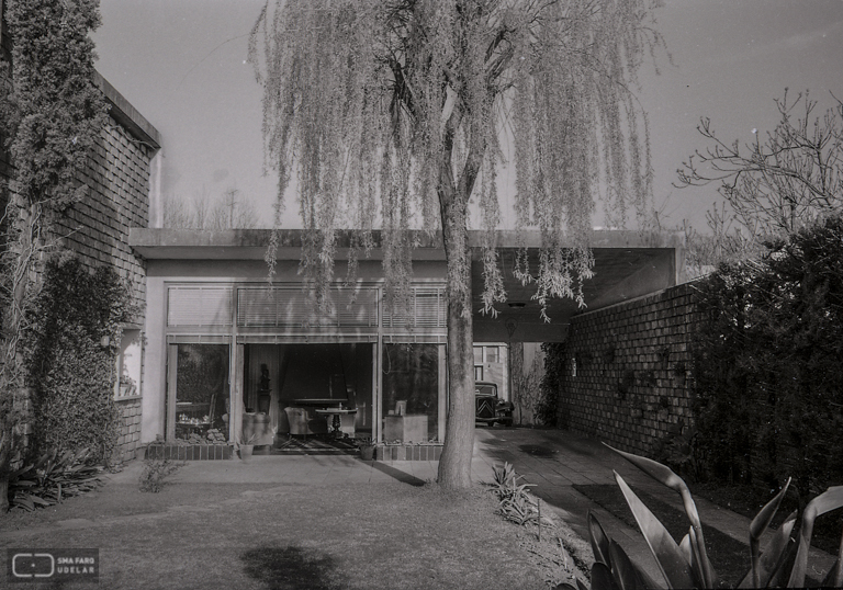 Vivienda Castiglioni, arq. LORENTE ESCUDERO, R. , La Blanqueada, Montevideo, Uy. 1948. Foto: Archivo SMA, Donación Archivo personal del autor.