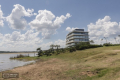 Edificio de apartamentos Terrazas de la Laguna, ESTUDIO CINCO, Punta del Este, Maldonado, Uy. Foto: Julio Pereira 2019.