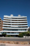 Edificio de apartamentos Portofino, arqs. SICHERO BOURET, R., ALVAREZ, M.R., Punta del Este, Maldonado, Uy. Foto: Sofía Ghiazza 2019.